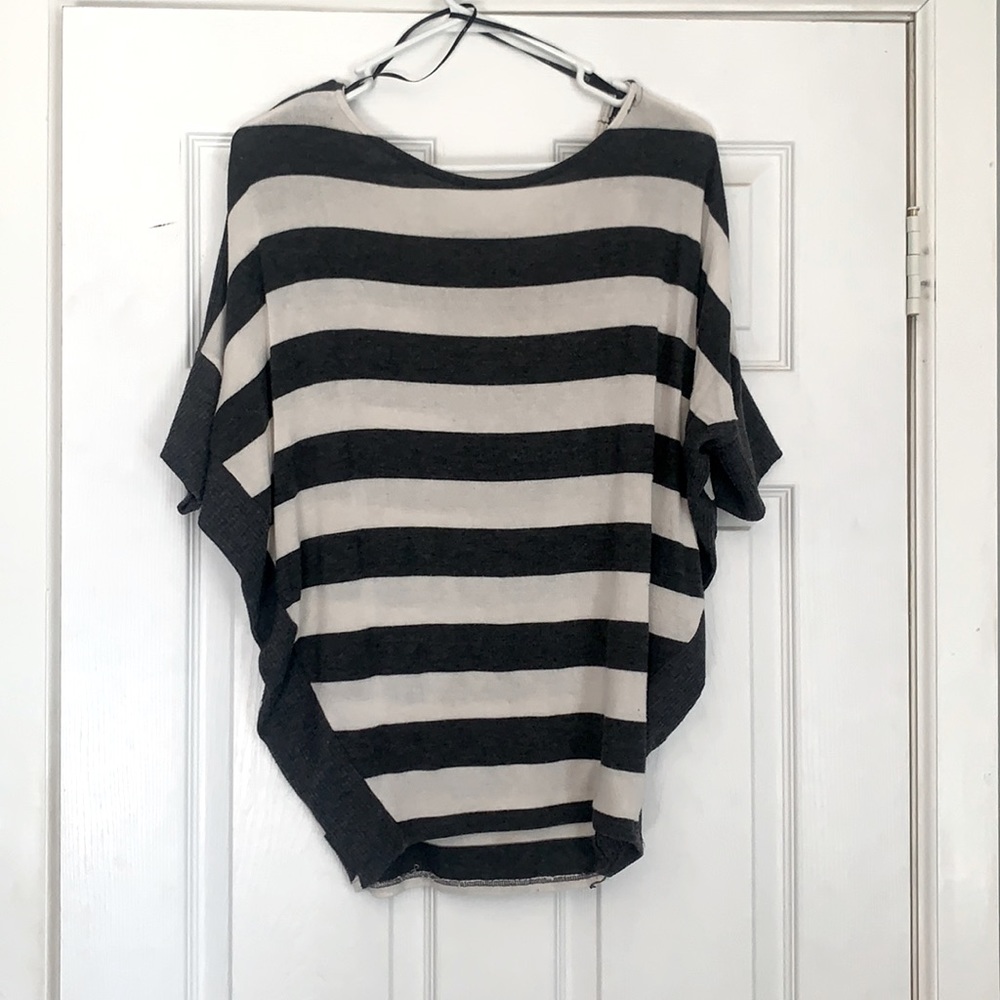 Forever 21 sweater. Tighter around the waste loser up top. Very comfy and cozy.